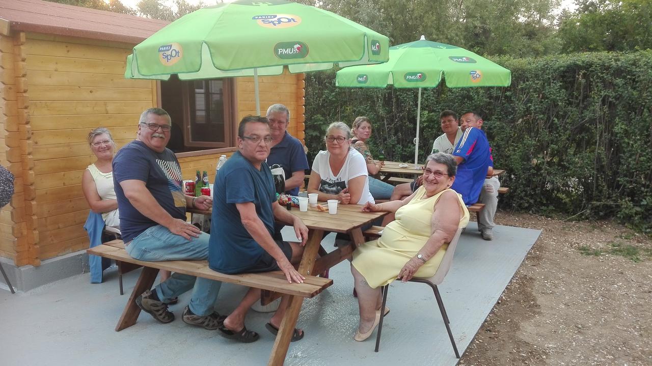 Camping Loisirs Des Groux Mousseaux-sur-Seine エクステリア 写真